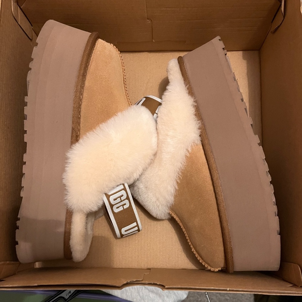 These are platform Ugg’s I only wore them once very cozy & comfortable